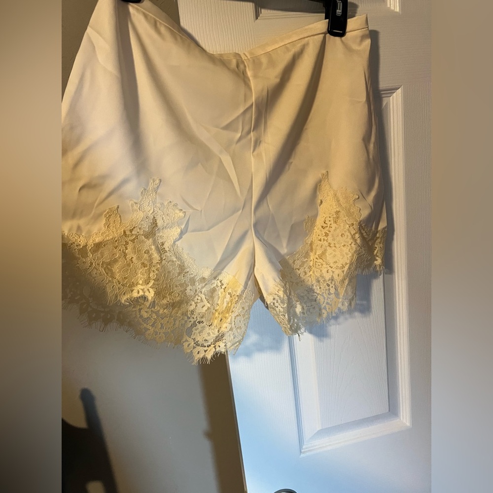 Cream side zip lace shorts